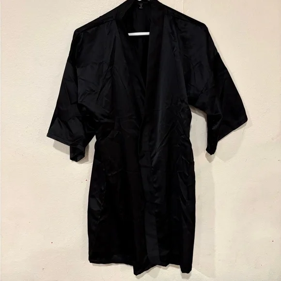 Elegant Black Women's Silky Robe - Picture 1 of 5